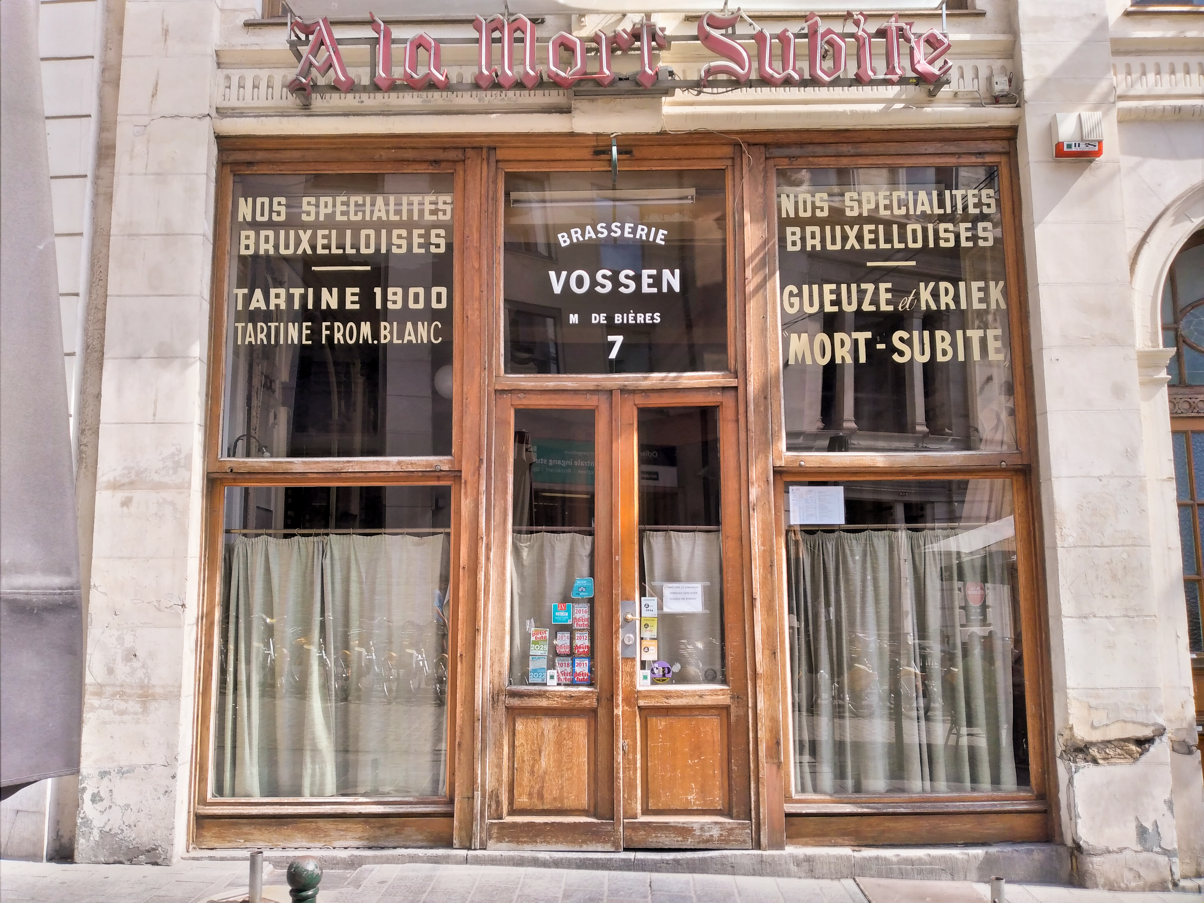 La façade du café À la Mort Subite