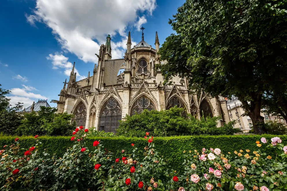 L'église Notre-Dame du Sablon vue du jardin