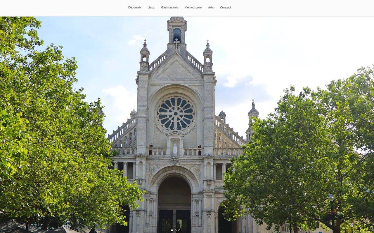 Page d'accueil de Sainte-Catherine : l'église en plein écran, logo manuscrit et bouton Explorer.