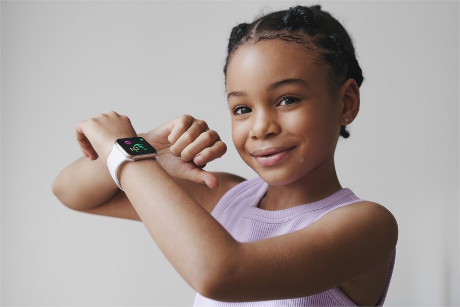 Enfant utilisant sa montre Charmoo