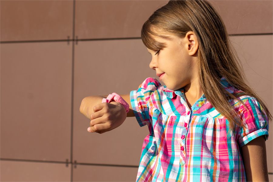 Enfant utilisant sa montre Charmoo