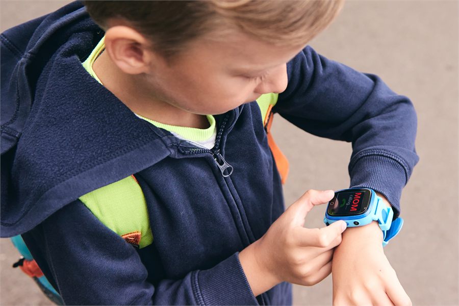 Enfant utilisant sa montre Charmoo