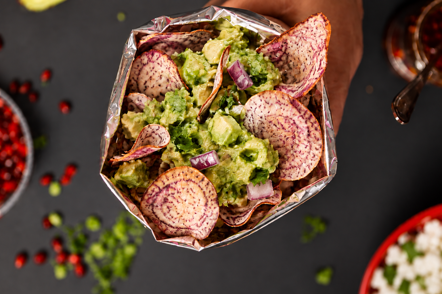 Chips de taro et guacamole
