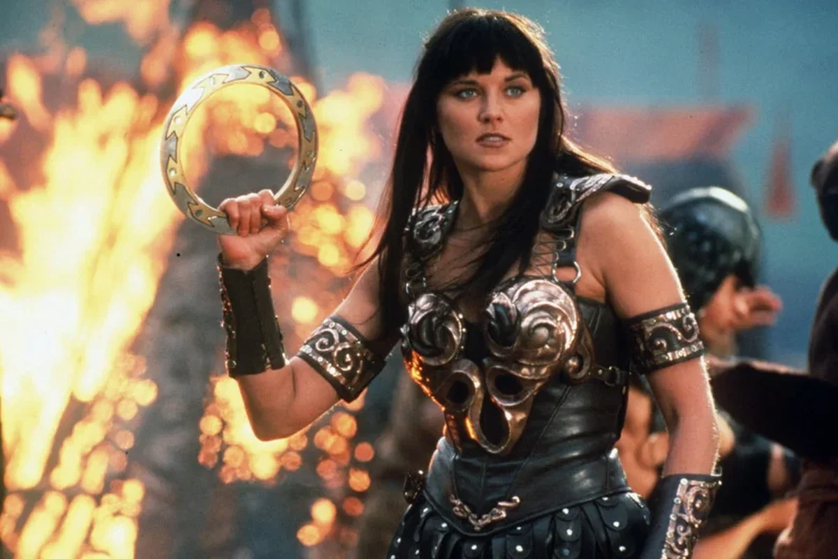 Xena brandit son chakram devant un incendie