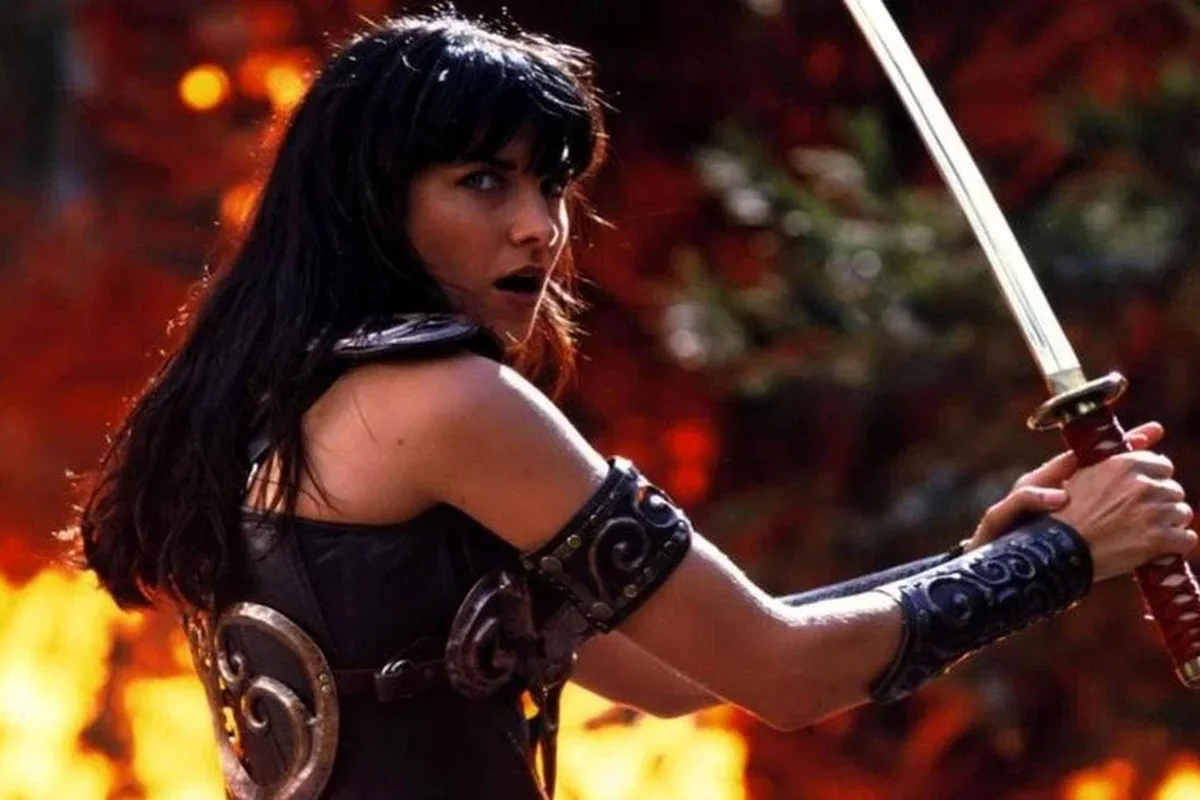 Xena, sabre en main, au milieu des flammes