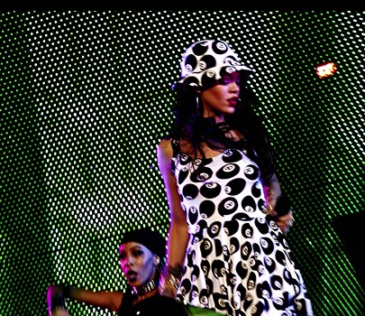 Rihanna sur scène, robe à motifs noir et blanc