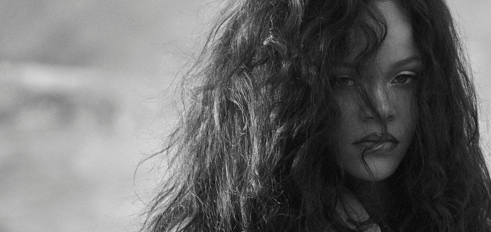 Rihanna en noir et blanc, cheveux au vent