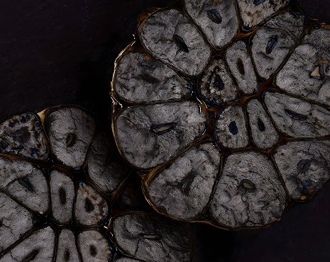 Ail noir fermenté en gros plan