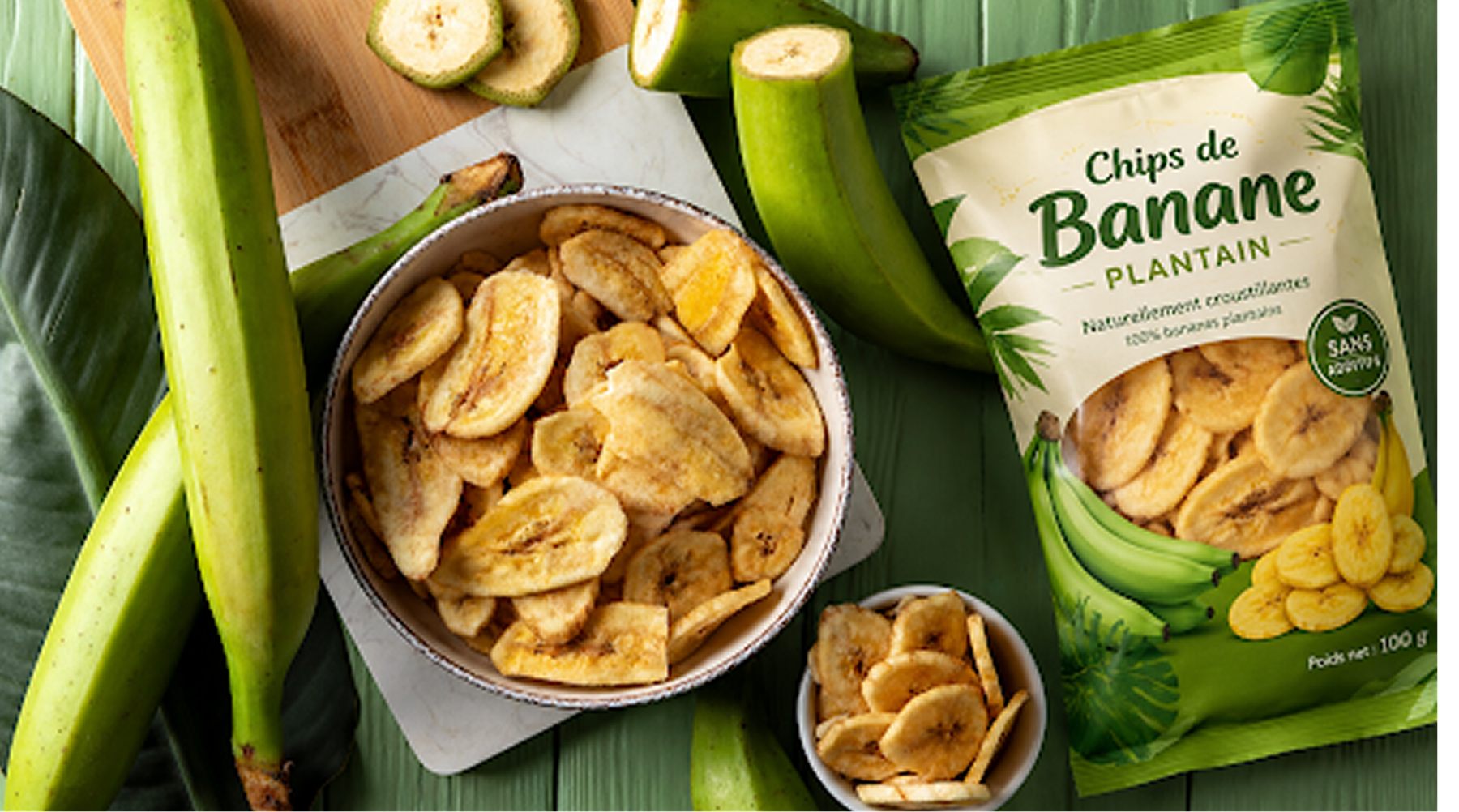Chips de banane plantain dans un bol, bananes plantains vertes et paquet